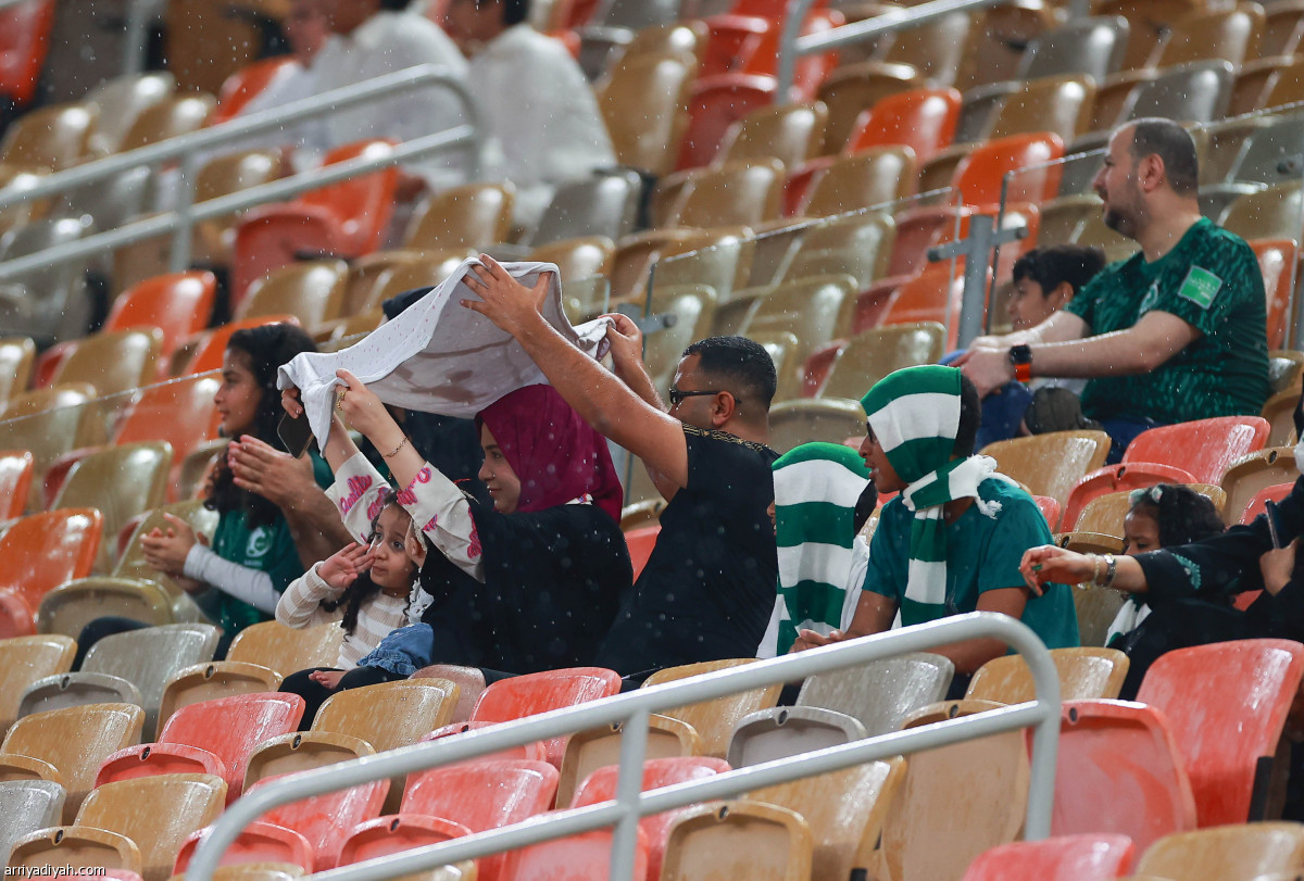 تحت الأمطار