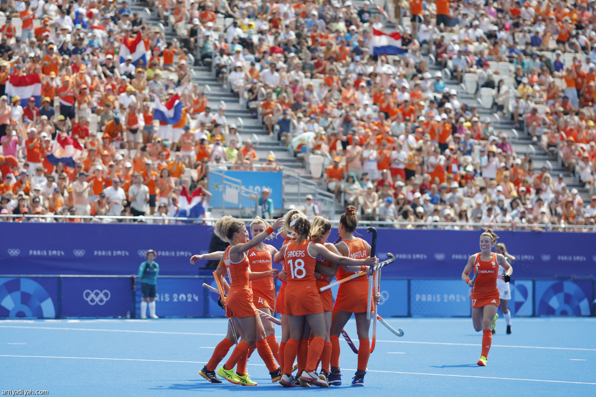 هولندا تكسب