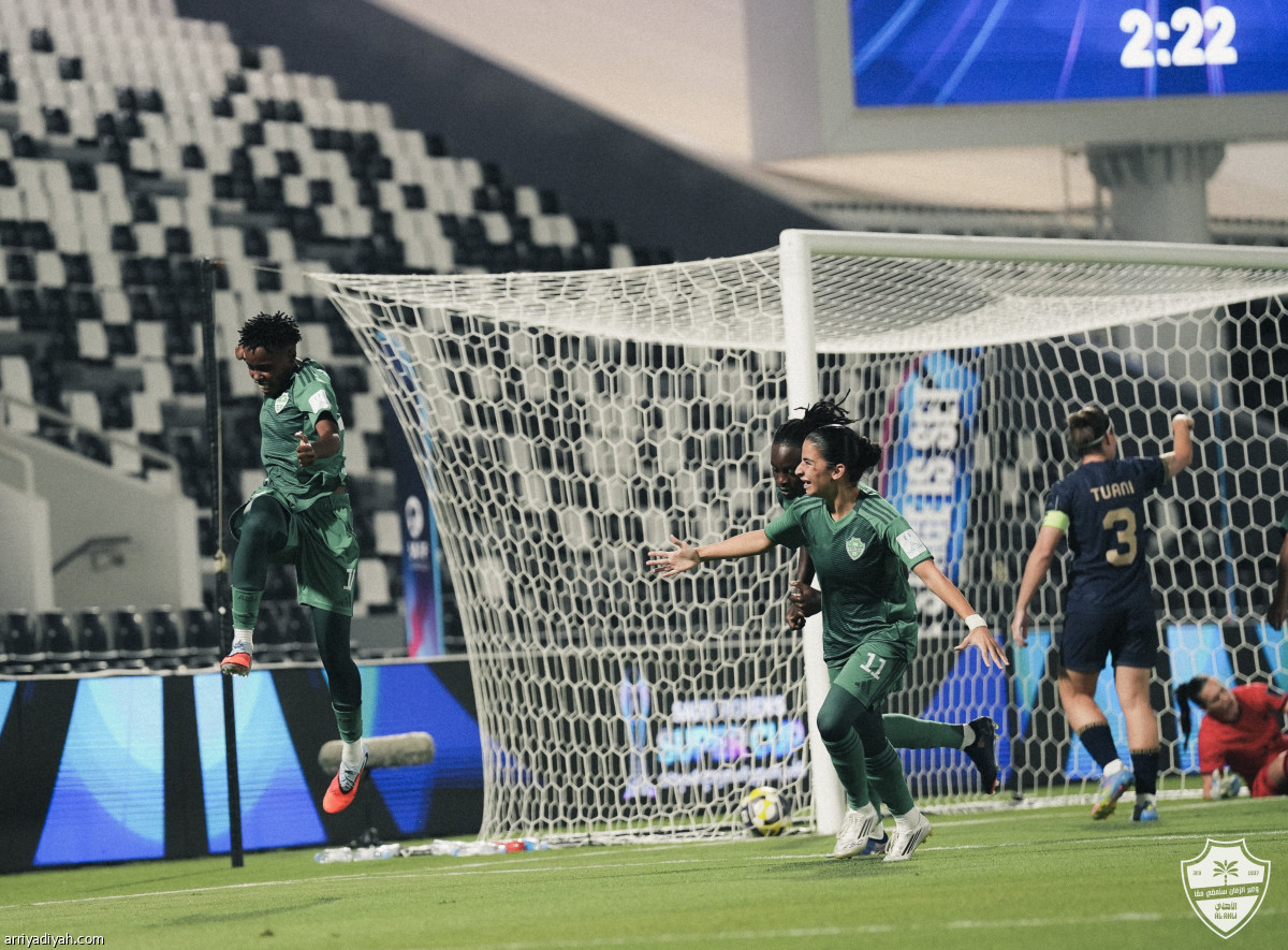 الأهلي إلى نهائي السوبر