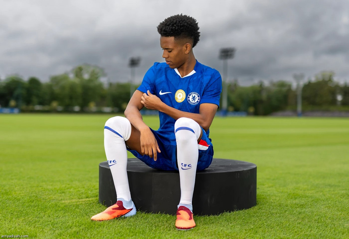 استيفاو بالقميص الأزرق