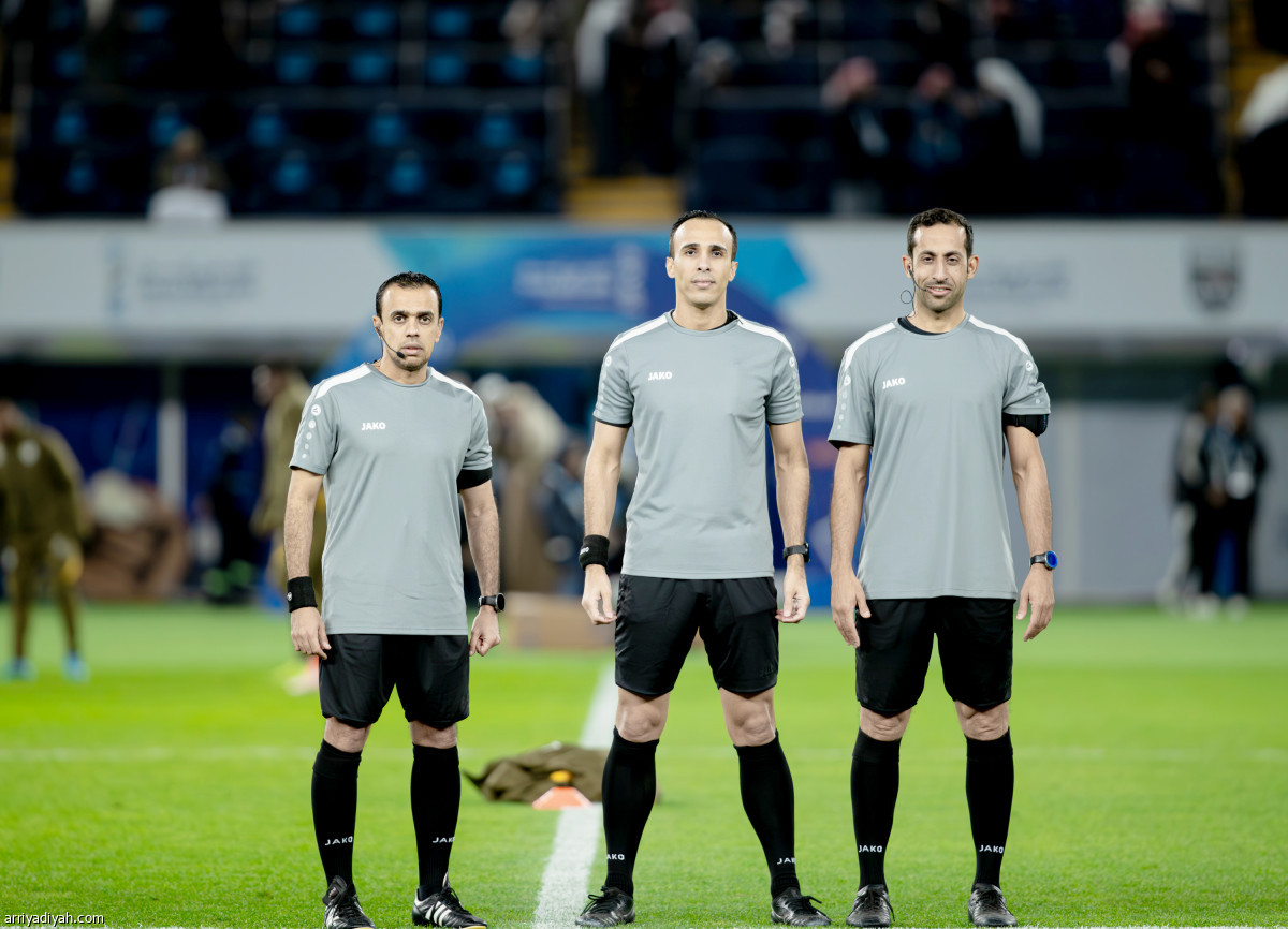 الطاقم السعودي يضبط الافتتاح