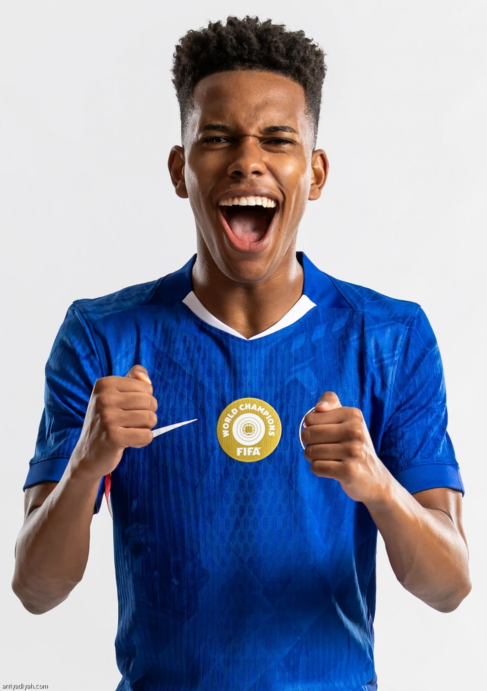 استيفاو بالقميص الأزرق