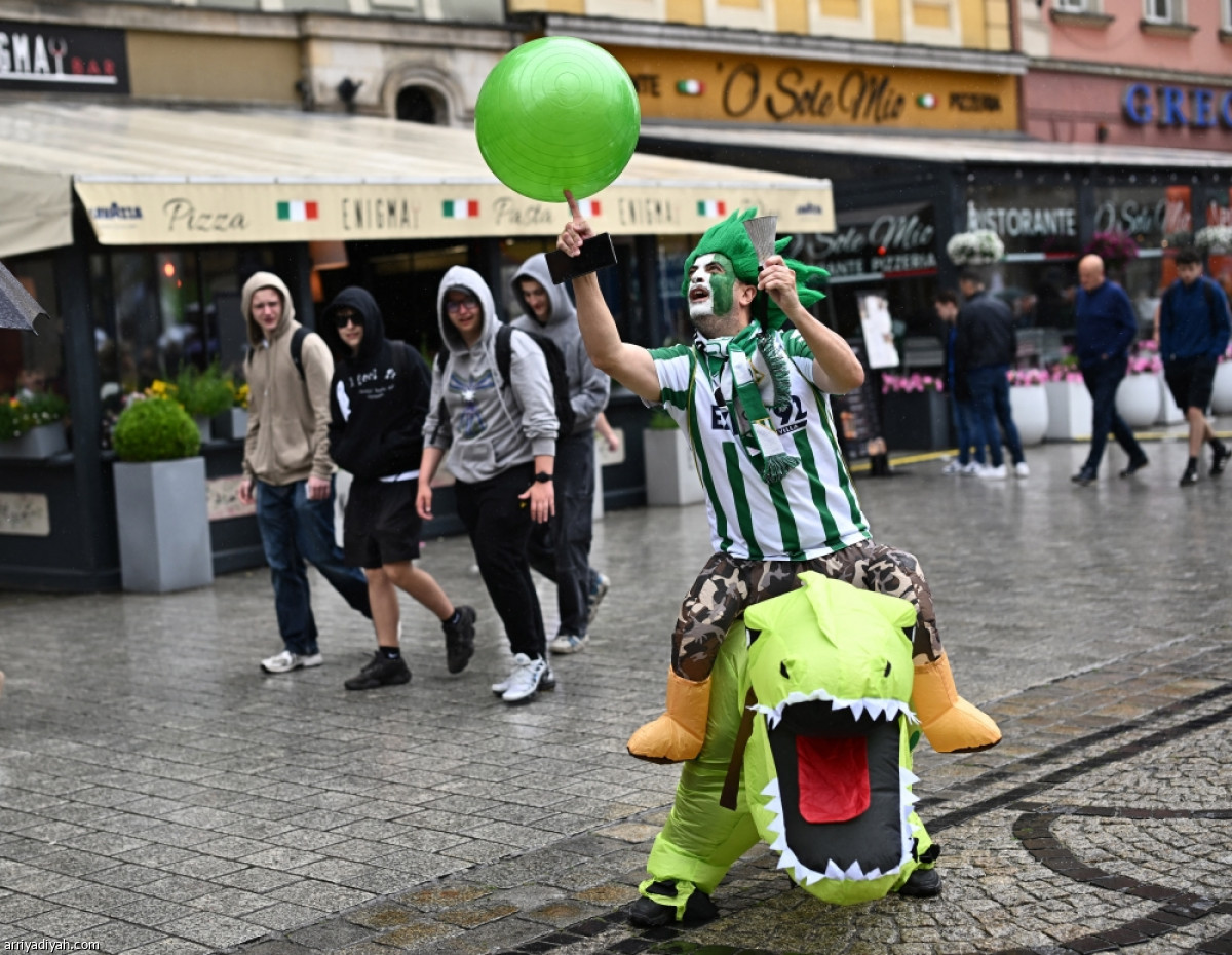 الجماهير تتوافد