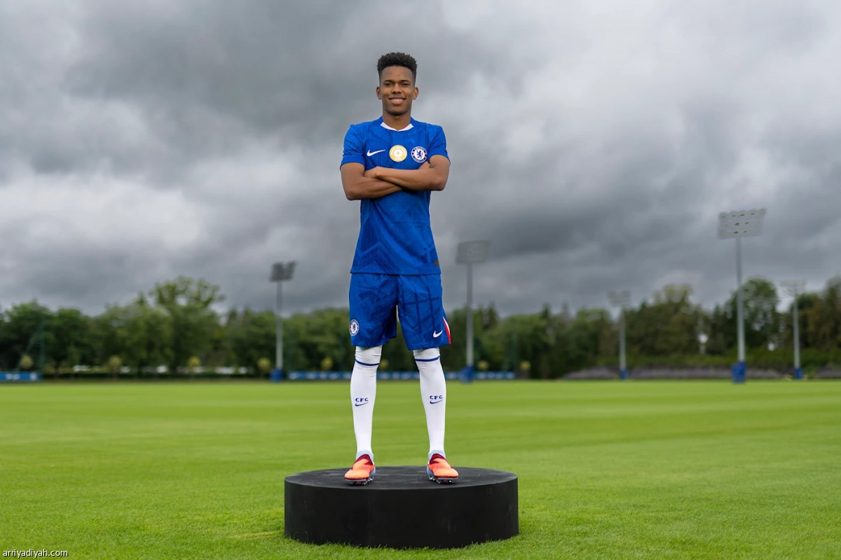 استيفاو بالقميص الأزرق